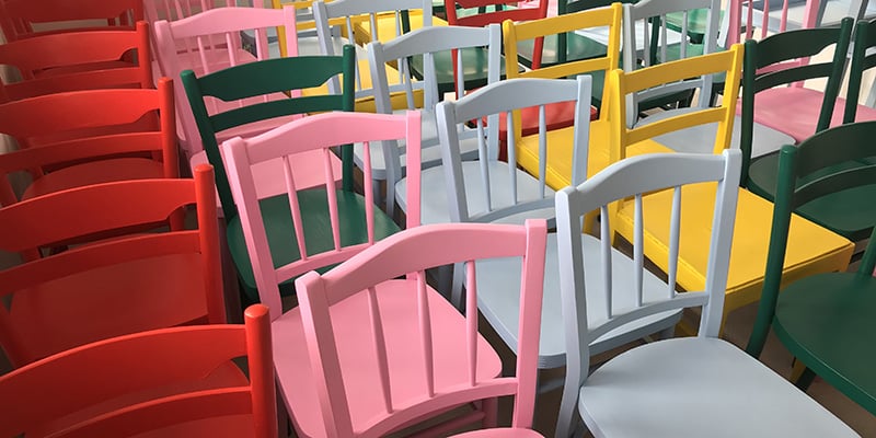 kolorowe krzesła