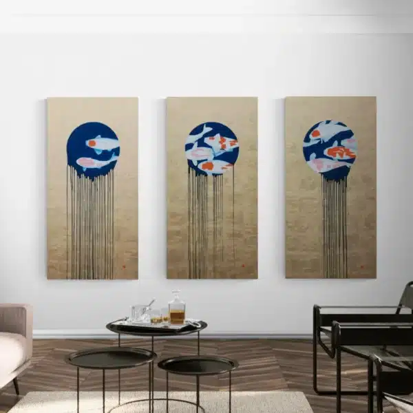 Tryptyk obrazów olejnych przedstawiających różowo-pomarańczowe ryby koi pływające w błękitnych, owalnych formach na tle pokrytym złotym szlagmetalem; obrazy zawieszone na ścianie salonu.