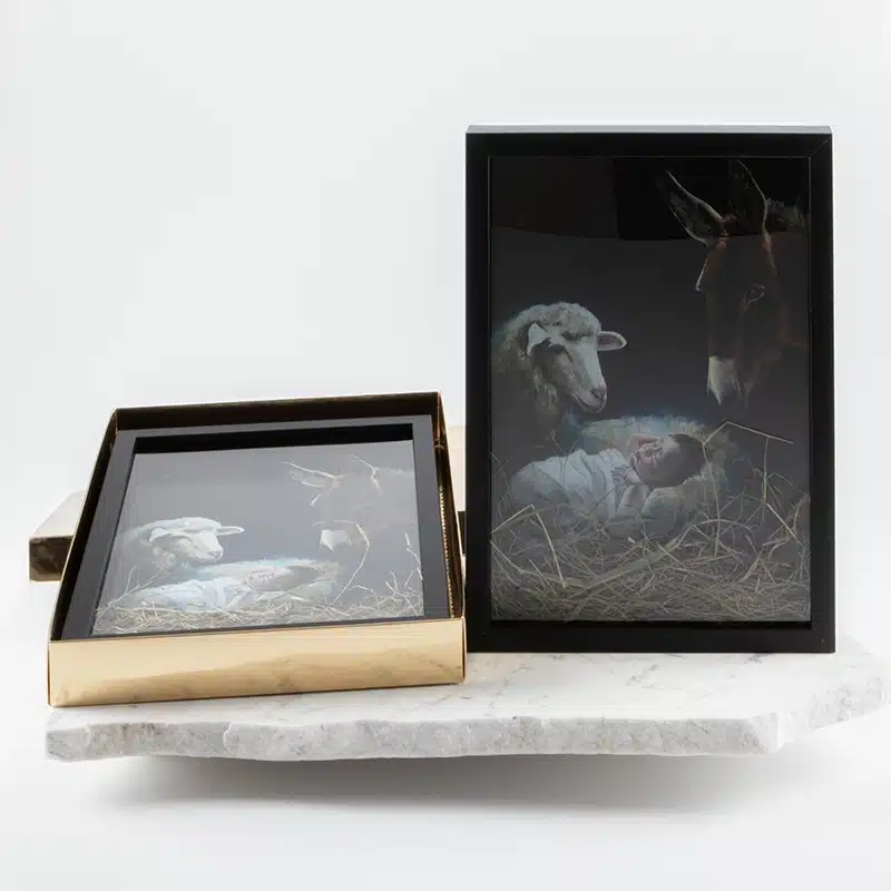 Szopka bożonarodzeniowa ,,Jezusek ze zwierzętami'' w ramce z siankiem - obrazek 2