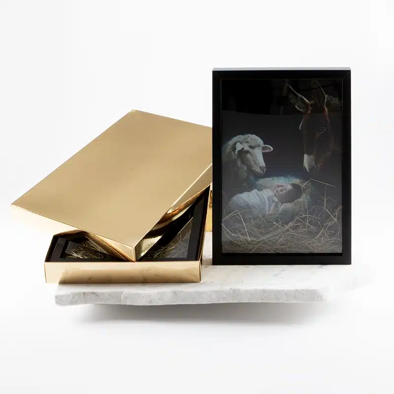 Szopka bożonarodzeniowa ,,Jezusek ze zwierzętami'' w ramce z siankiem