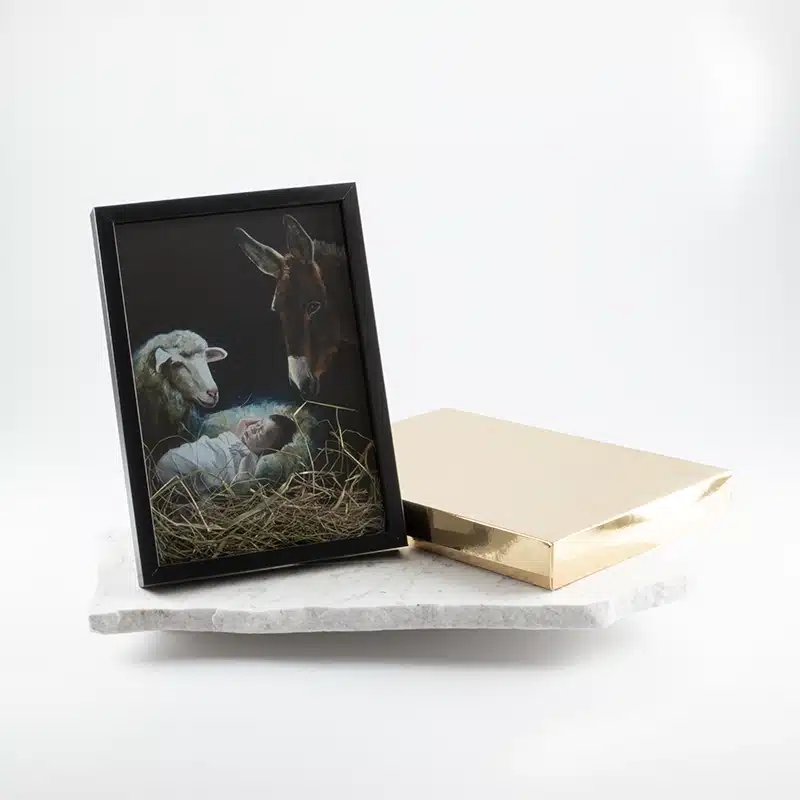 Szopka bożonarodzeniowa ,,Jezusek ze zwierzętami'' w ramce z siankiem - obrazek 3